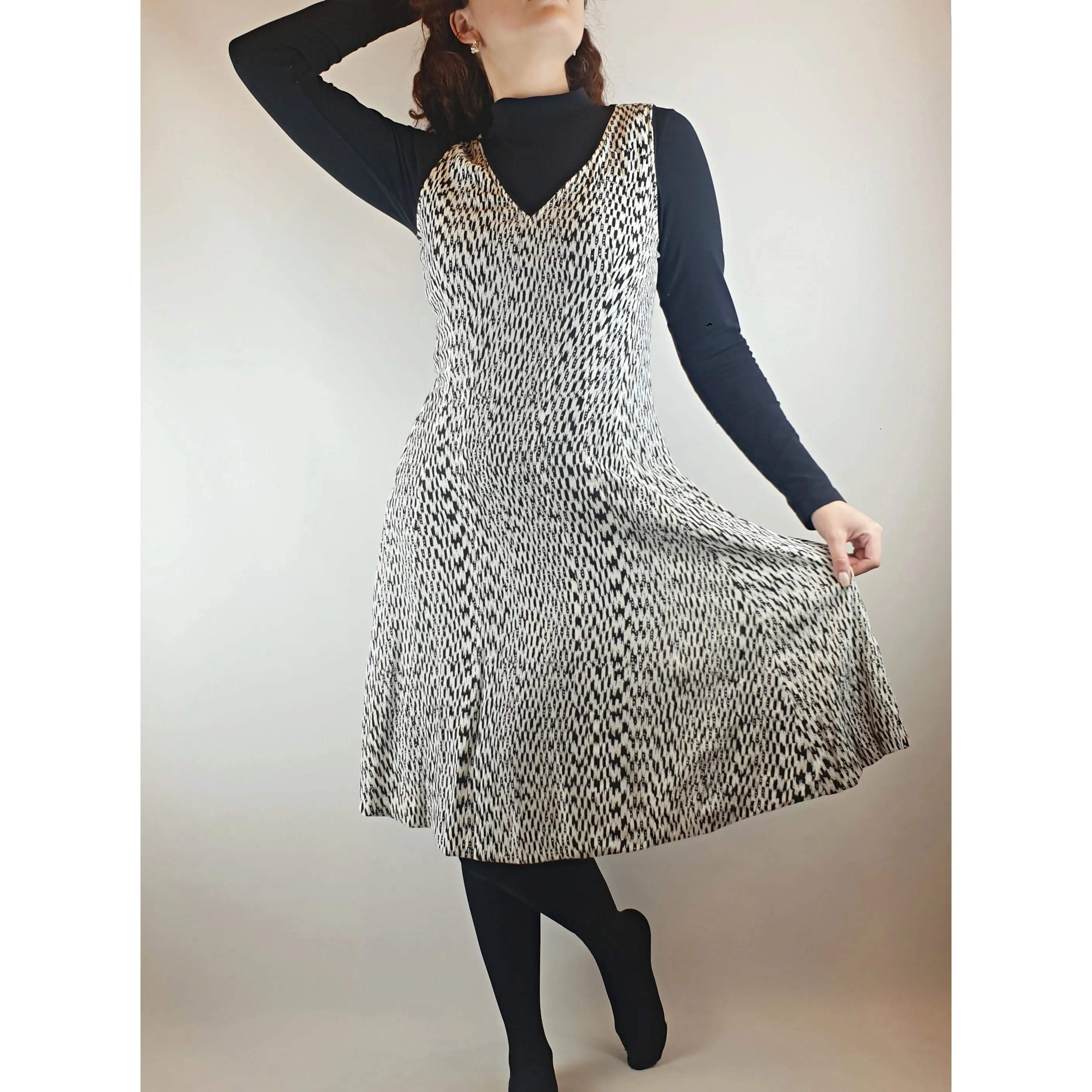 David Lawrence black and white sleeveless dress with V-neck size 10