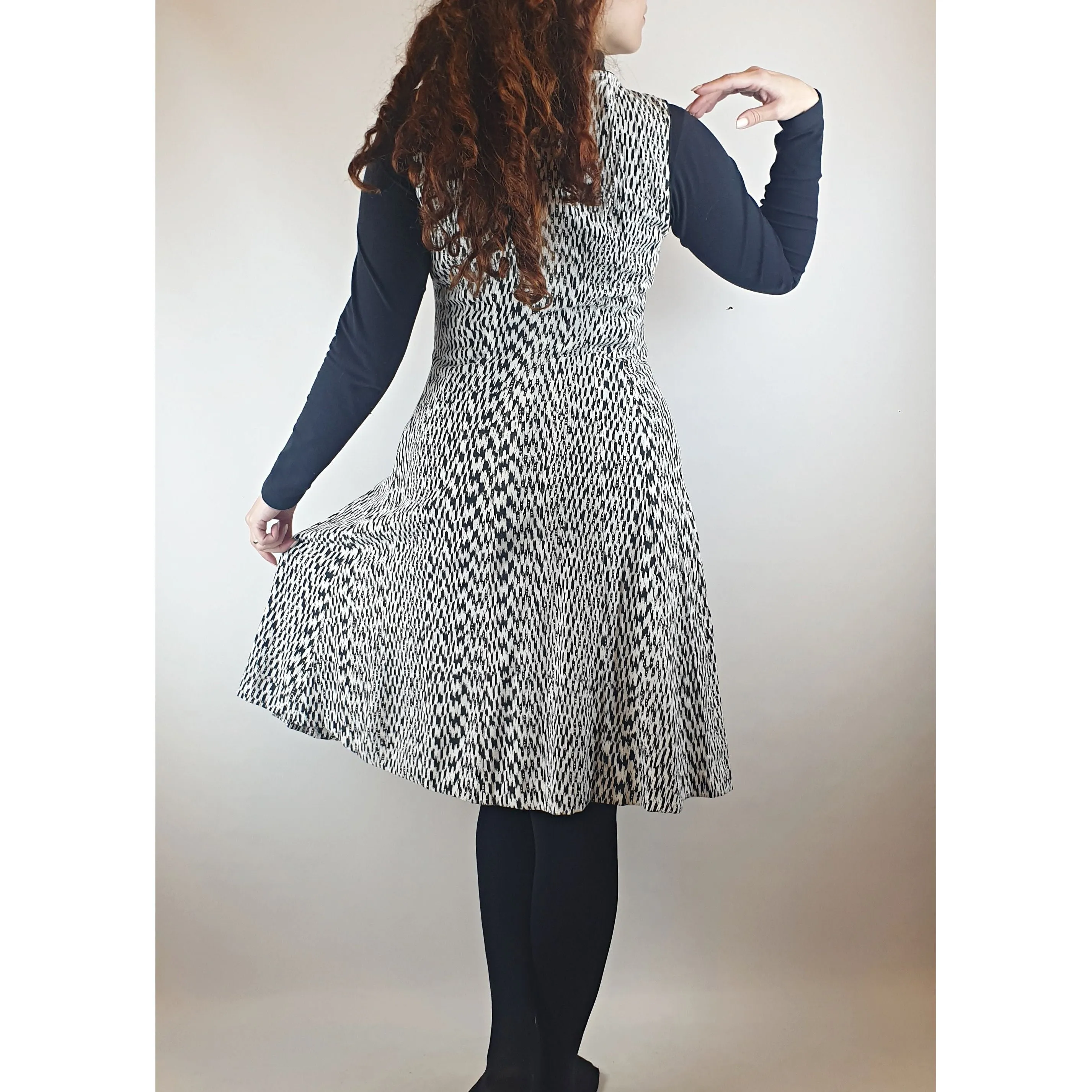 David Lawrence black and white sleeveless dress with V-neck size 10