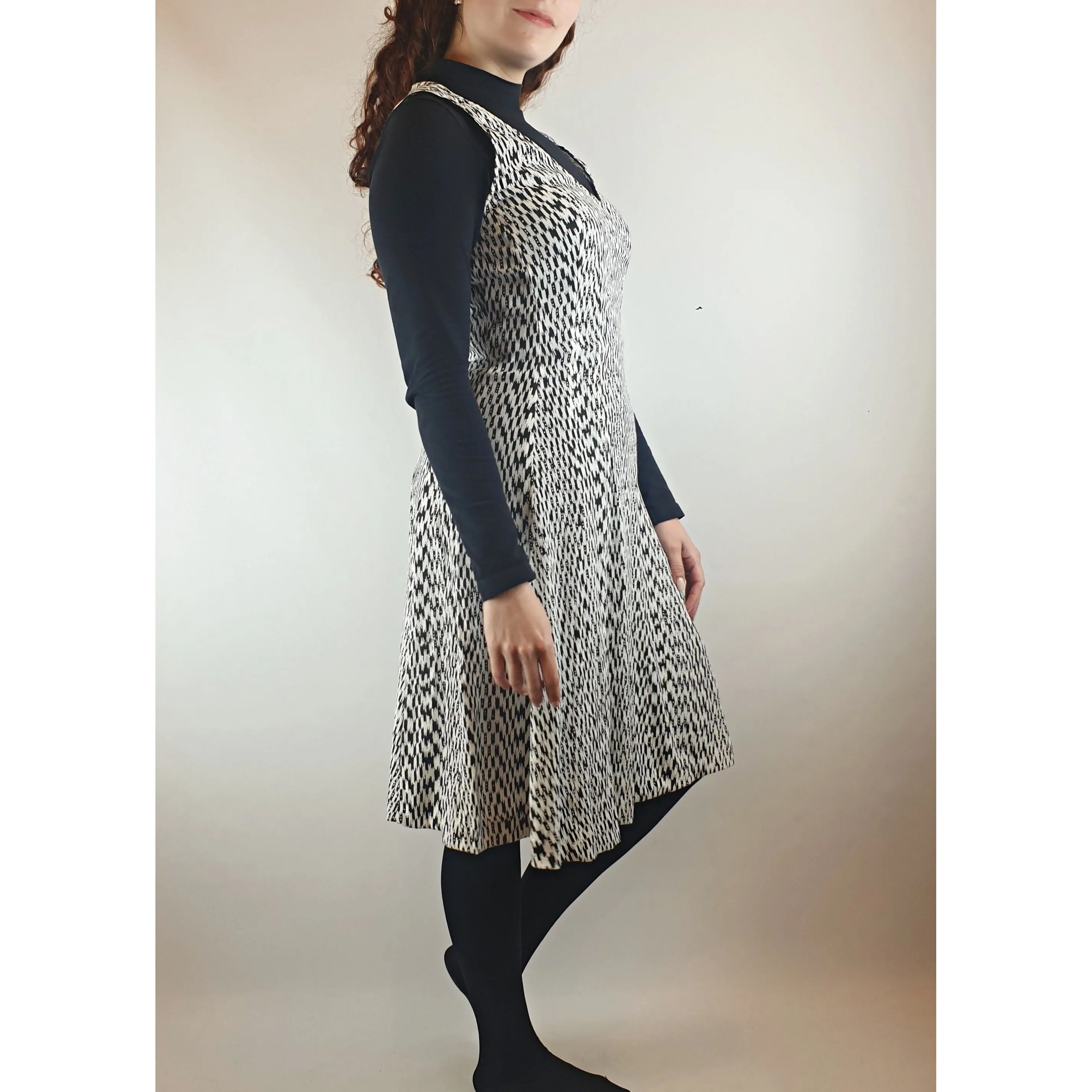 David Lawrence black and white sleeveless dress with V-neck size 10