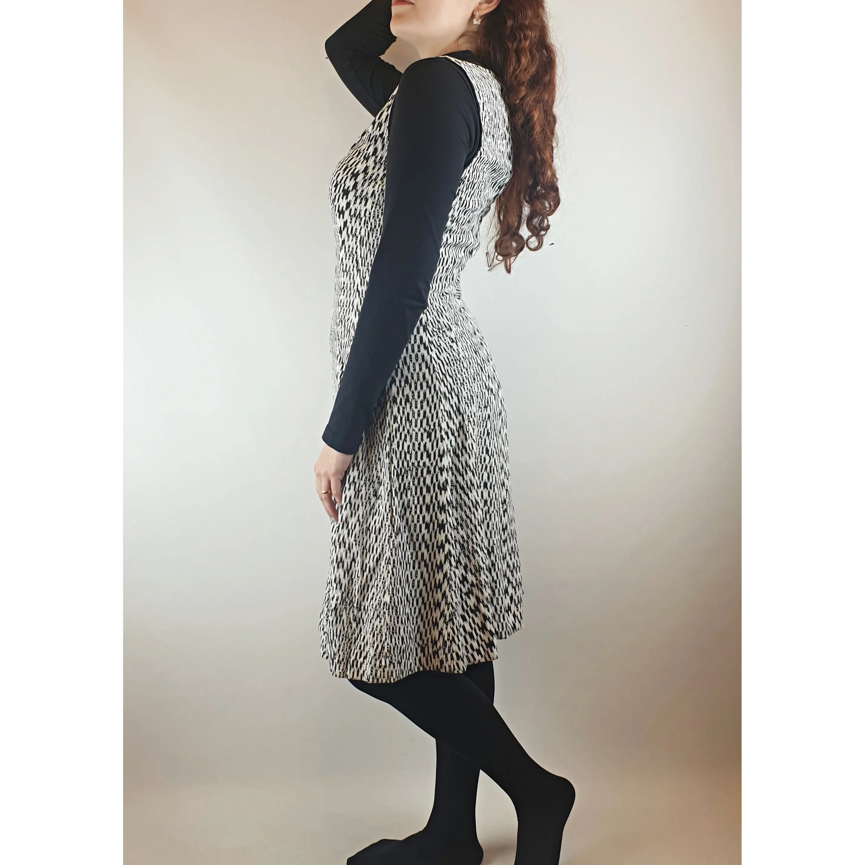 David Lawrence black and white sleeveless dress with V-neck size 10