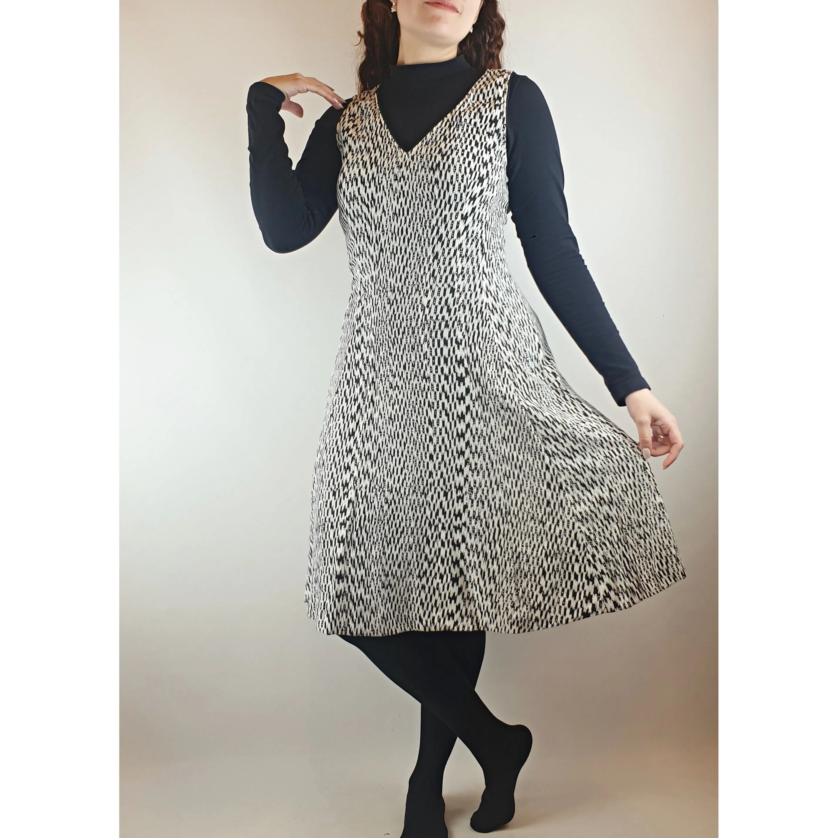 David Lawrence black and white sleeveless dress with V-neck size 10