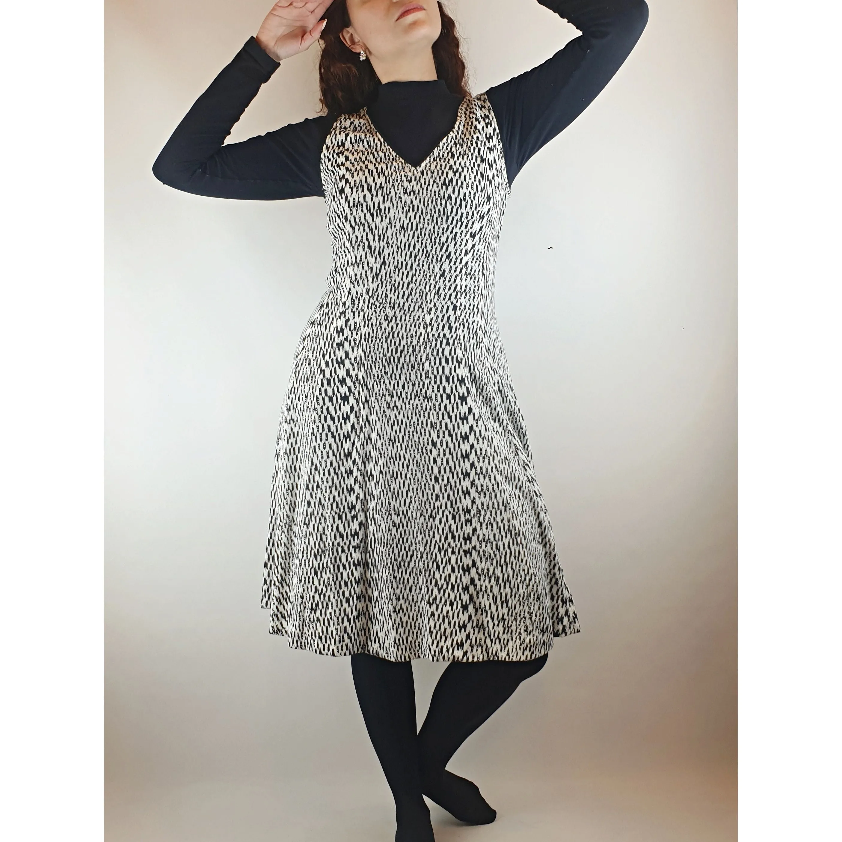 David Lawrence black and white sleeveless dress with V-neck size 10