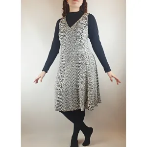 David Lawrence black and white sleeveless dress with V-neck size 10