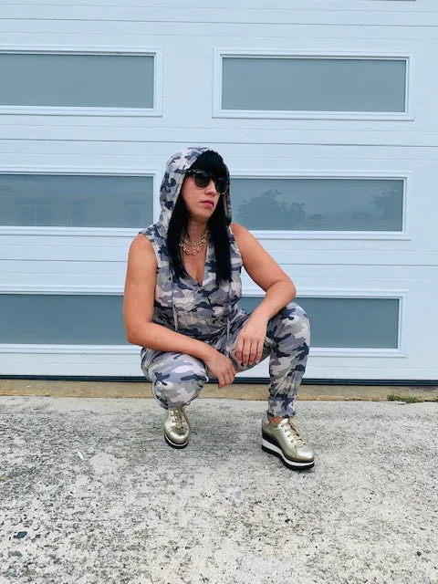 Hooded sleeveless camouflage jumpsuit