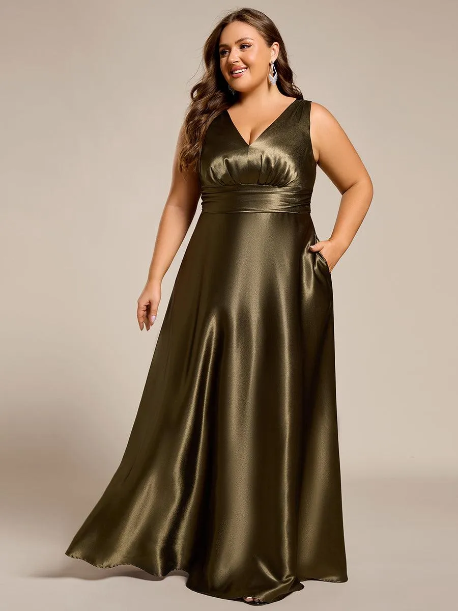 Robe de demoiselle d'honneur fendue en satin sans manches à col en V