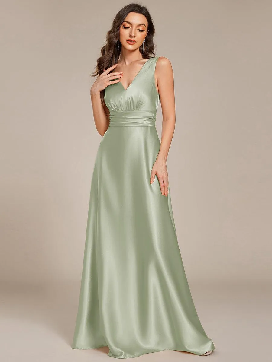 Robe de demoiselle d'honneur fendue en satin sans manches à col en V