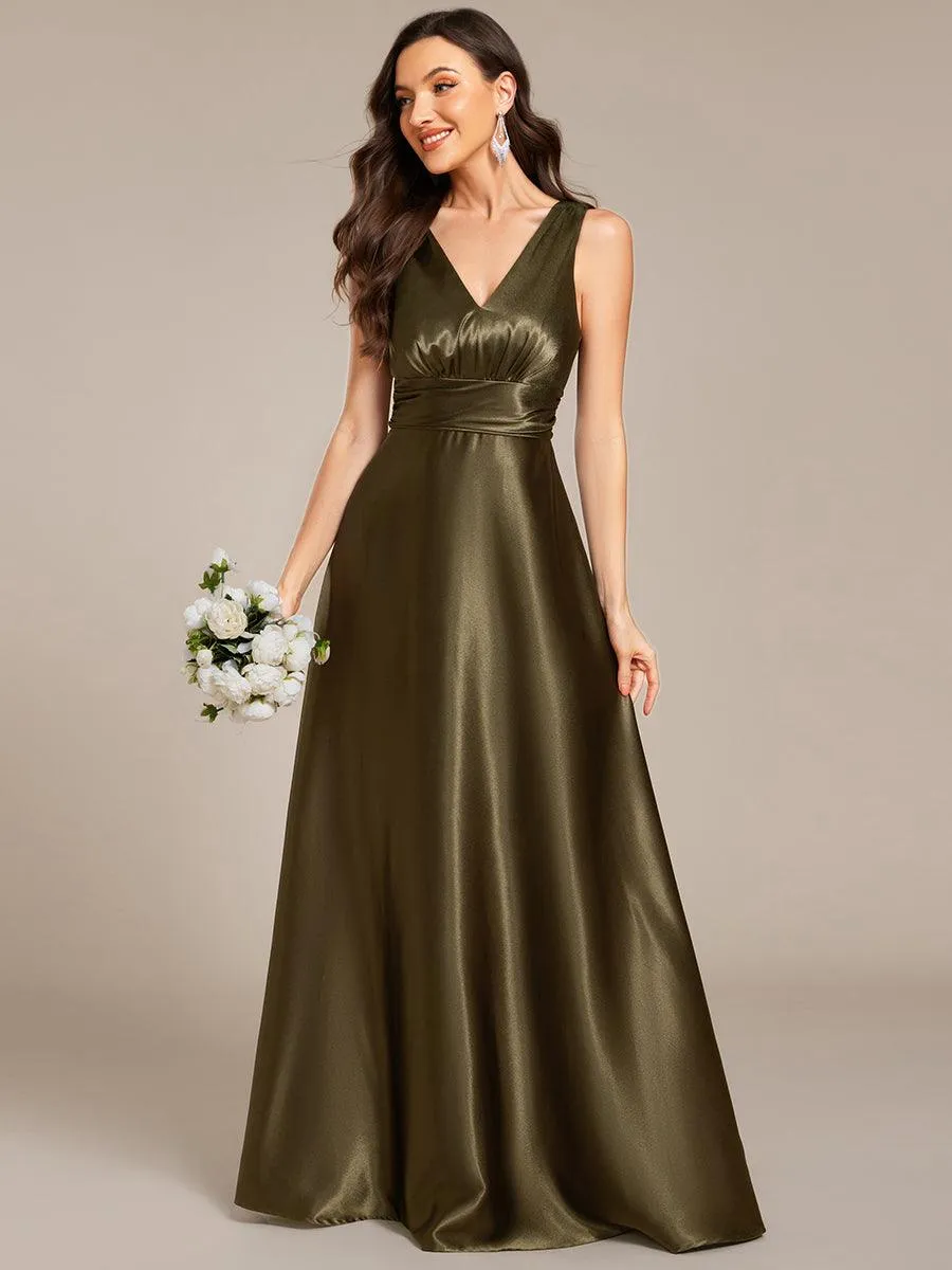 Robe de demoiselle d'honneur fendue en satin sans manches à col en V