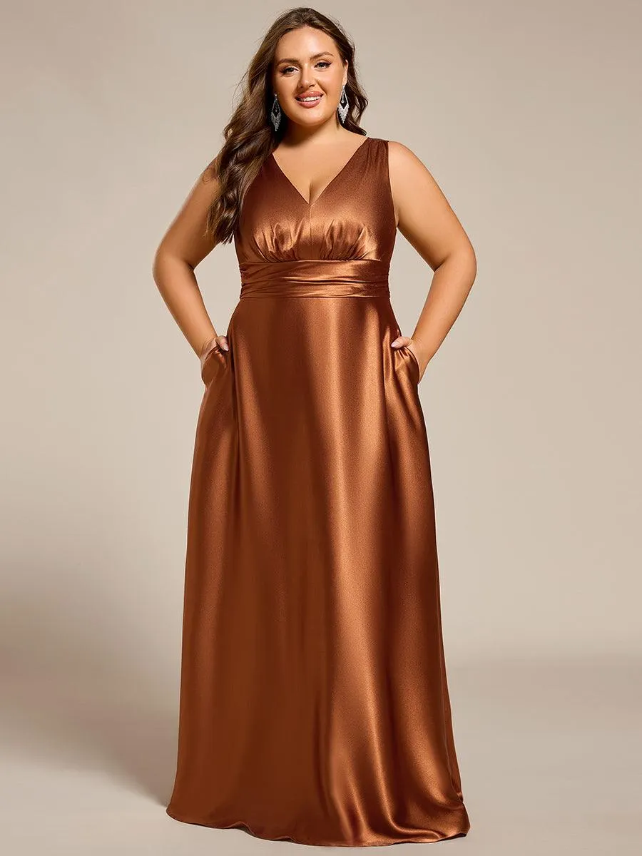 Robe de demoiselle d'honneur fendue en satin sans manches à col en V