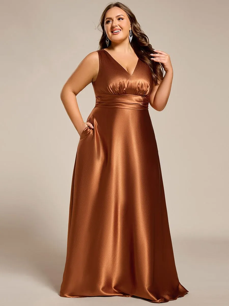 Robe de demoiselle d'honneur fendue en satin sans manches à col en V