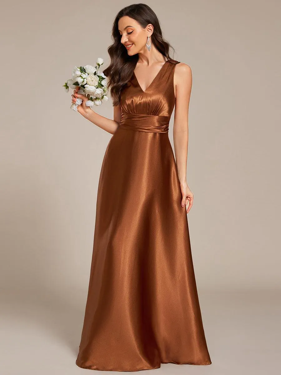 Robe de demoiselle d'honneur fendue en satin sans manches à col en V