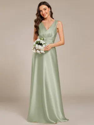 Robe de demoiselle d'honneur fendue en satin sans manches à col en V