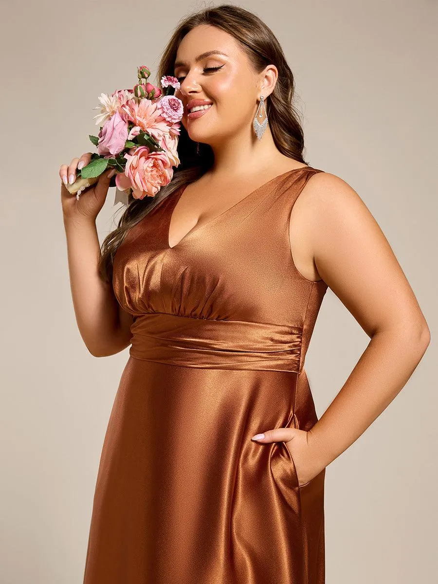 Robe de demoiselle d'honneur fendue en satin sans manches à col en V