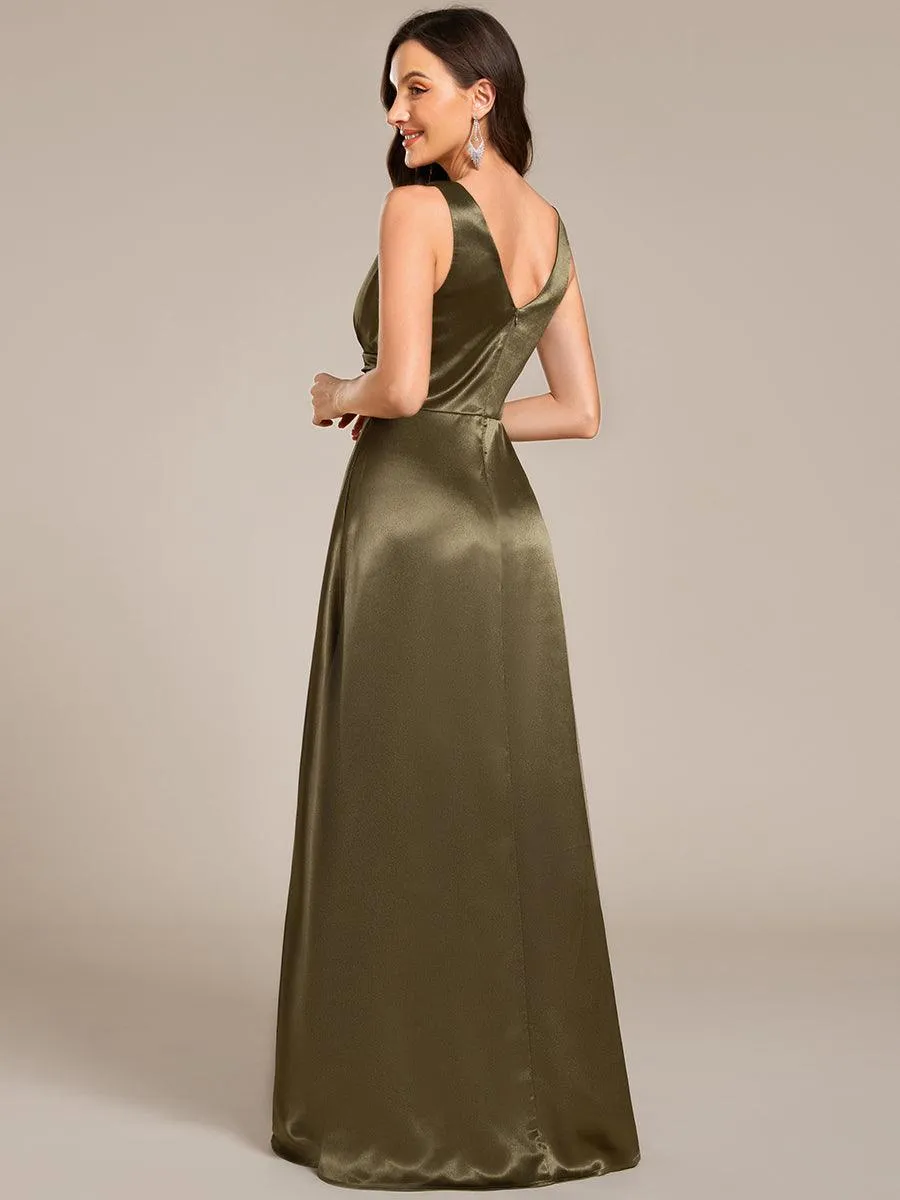 Robe de demoiselle d'honneur fendue en satin sans manches à col en V