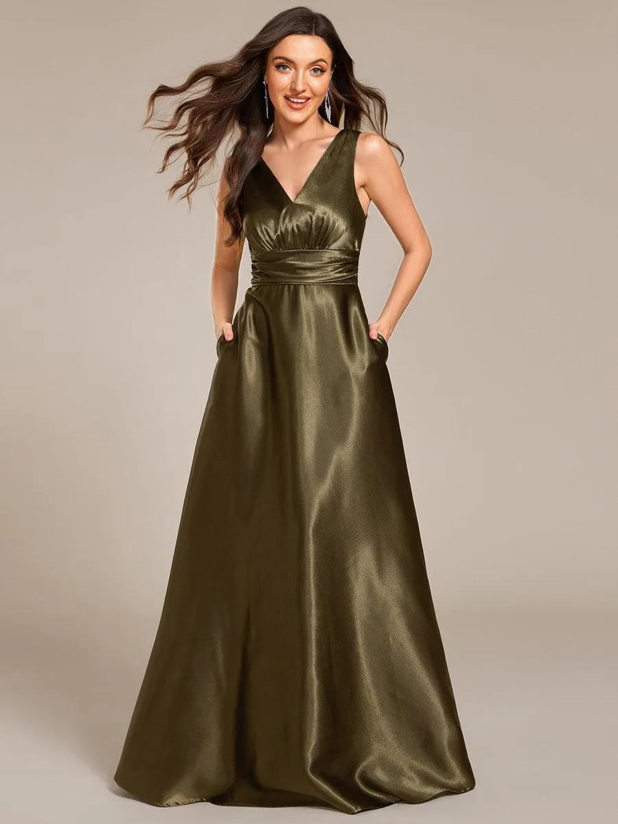 Robe de demoiselle d'honneur fendue en satin sans manches à col en V