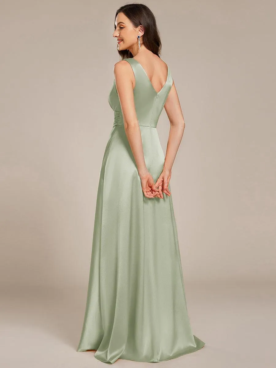 Robe de demoiselle d'honneur fendue en satin sans manches à col en V