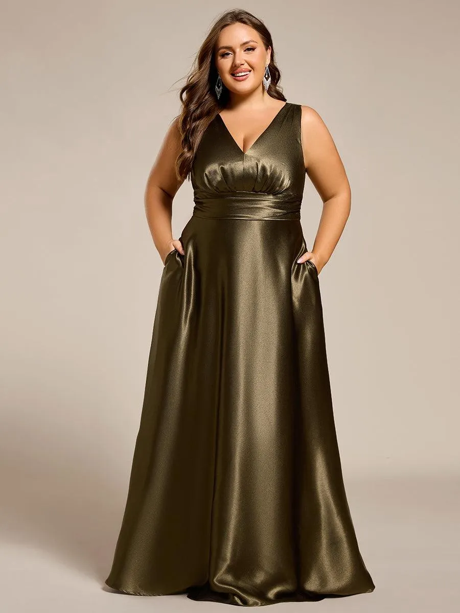 Robe de demoiselle d'honneur fendue en satin sans manches à col en V
