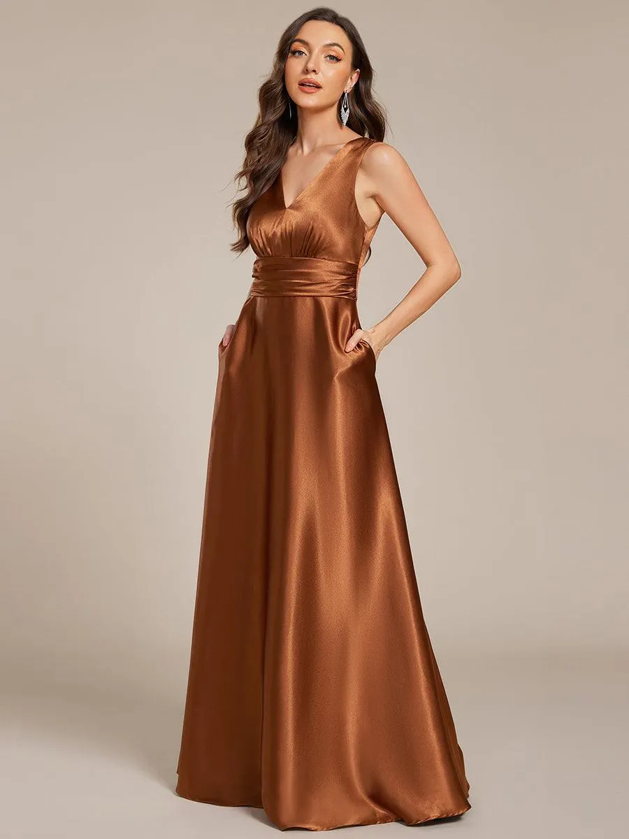Robe de demoiselle d'honneur fendue en satin sans manches à col en V
