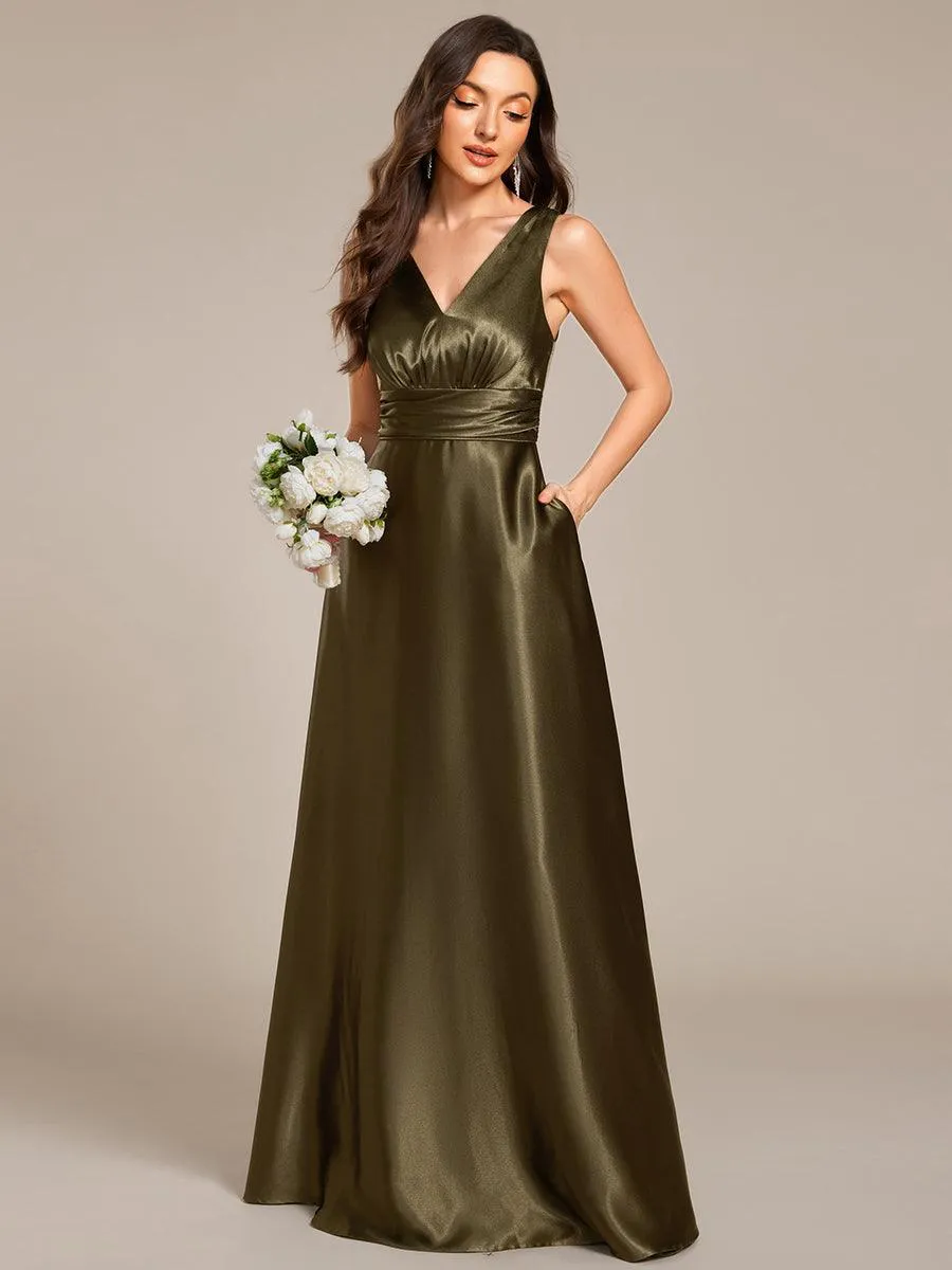 Robe de demoiselle d'honneur fendue en satin sans manches à col en V