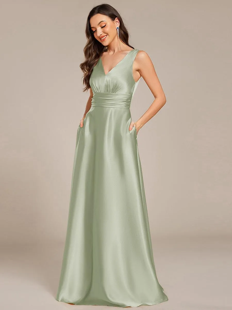 Robe de demoiselle d'honneur fendue en satin sans manches à col en V