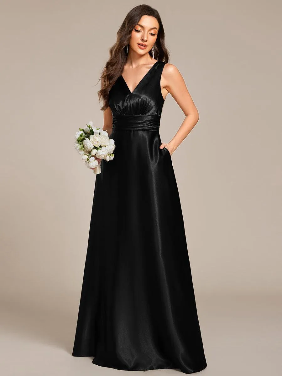 Robe de demoiselle d'honneur fendue en satin sans manches à col en V