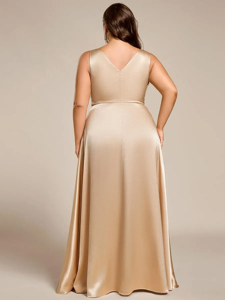 Robe de demoiselle d'honneur fendue en satin sans manches à col en V