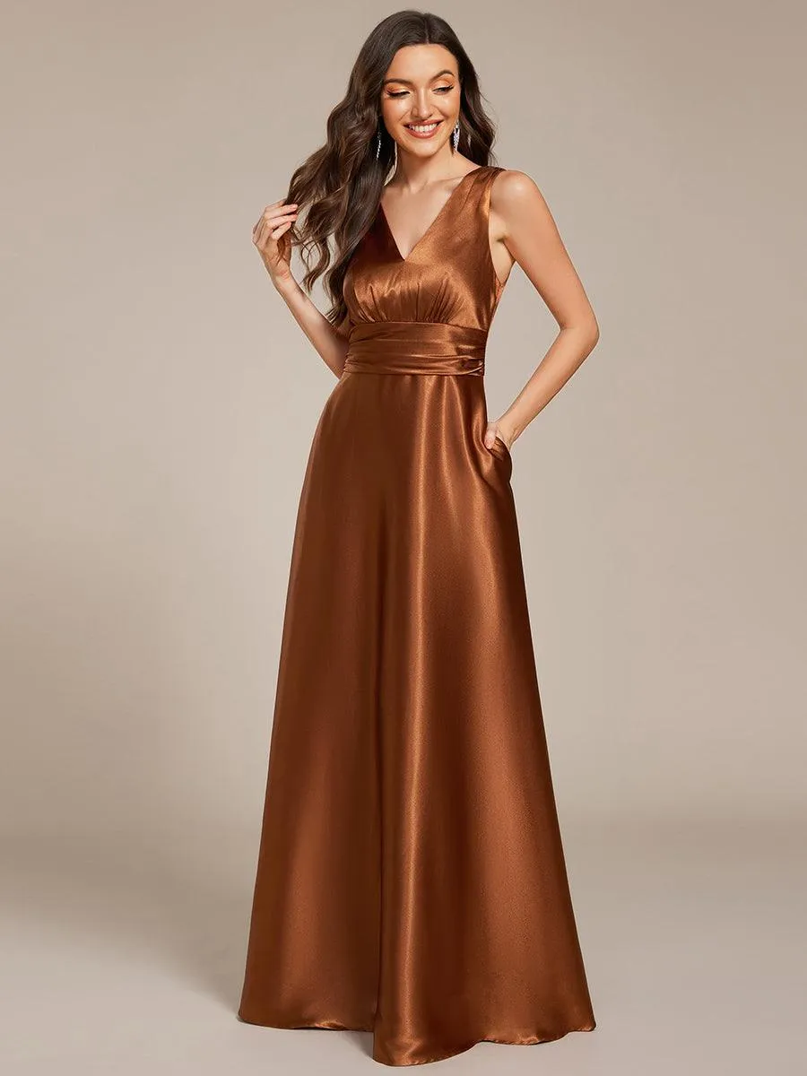Robe de demoiselle d'honneur fendue en satin sans manches à col en V