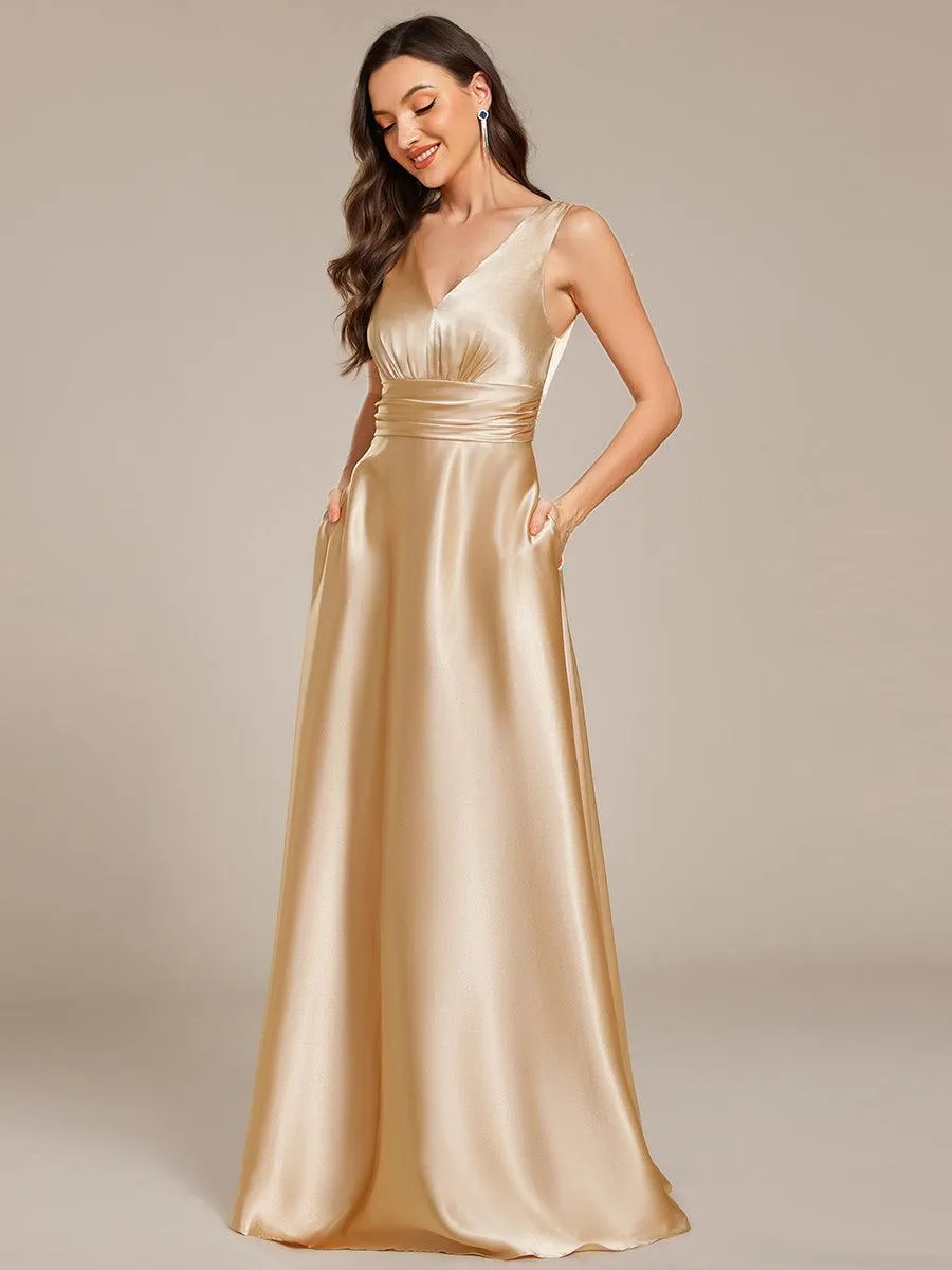 Robe de demoiselle d'honneur fendue en satin sans manches à col en V