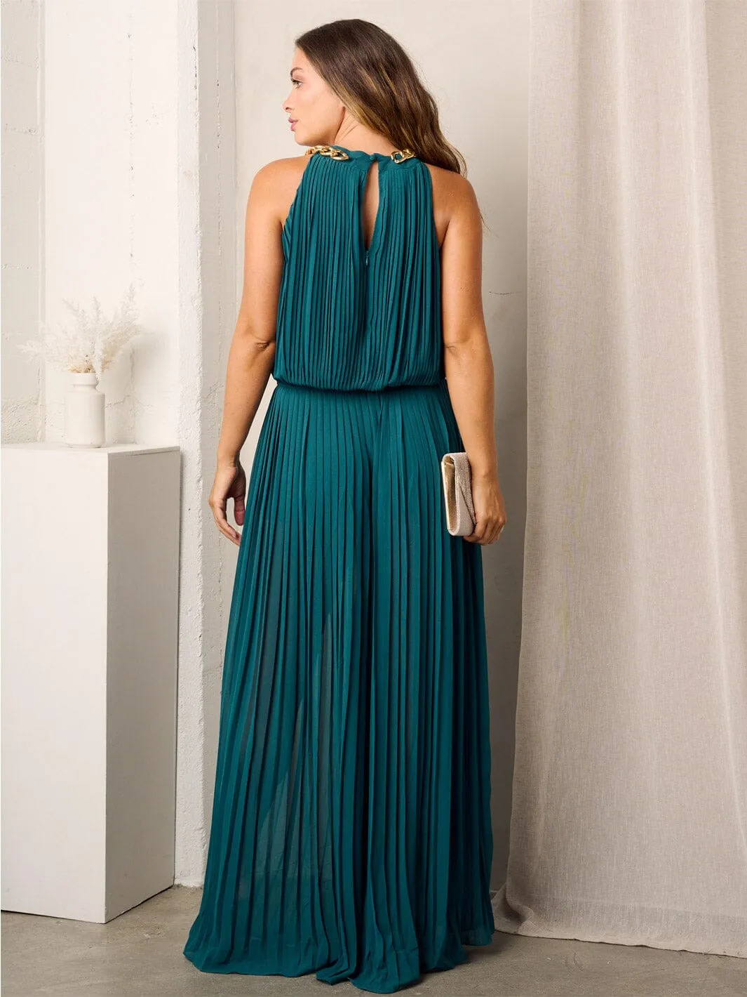 WOMEN'S SLEEVELESS HALTER NECK CHAIN DETAILED PLEATED JUMPSUIT